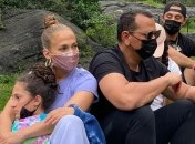 В блестящей маске: Дженнифер Лопес с семьей посетила Центральный парк в Нью-Йорке (Фото)