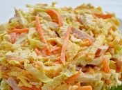 Рецепт дня: салат с корейской морковью, ветчиной и омлетом