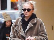 Звезда "Игры престолов" была замечена в Нью-Йорке в шубе из эко-меха