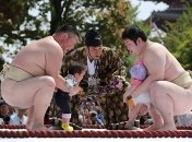 Зрелищный конкурс сумоистов с плачущими младенцами (ФОТО)