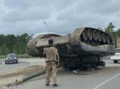 "Хороший был танк": Российские военные перевернули боевую машину и оставили ее посреди дороги (видео)