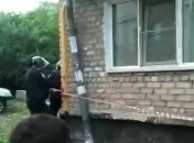 "Устал от жизни": в России экс-сотрудник МВД устроил пальбу из окна и тяжело ранил 9-летнюю девочку (видео)