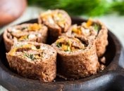 Рецепт дня: печеночные рулетики с начинкой из овощей и сыра