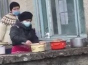 Людей кормят через окно с улицы: сеть взволновало видео из больницы на Львовщине