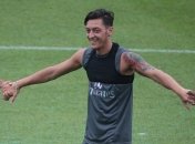 Арбитр взял автограф у звездного футболиста на желтой карточке (Видео)