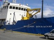 Экипаж "Академика Шокальского" встречает Новый год в ледовом плену