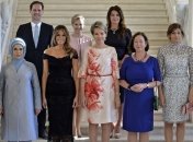 Муж премьер-министра Люксембурга сфотографировался с первыми леди стран НАТО