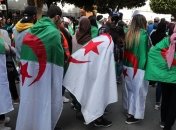 В Алжире люди вышли на улицы, требуя назначить выборы нового президента