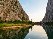 В Хорватии убегая от полицейских фургон с мигрантами упал в реку