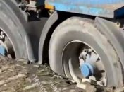 Фура ушла в текстуры: необычное ДТП произошло в Одессе (видео)