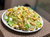 Салат з пекінської капусти приготувати легко і багато часу не займає