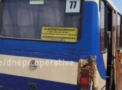 "Позор!" В Днепре нашли автобусы с прикрытыми пенопластом дырами и недекоммунизированными табличками