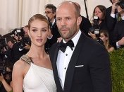 Рози Хантингтон-Уайтли опубликовала первое фото новорожденного сына