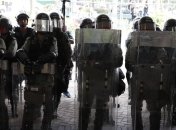 Полиция Гонконга перекрыла протестующим доступ в аэропорт