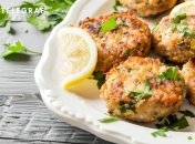 Эти котлеты понравятся даже тем, кто не любит рыбу (изображение создано с помощью ИИ)