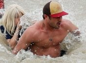 Леди Гага вместе с супругом окунулись в ледяную воду (Фото, Видео)