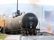 В США сошел с рельсов и загорелся поезд с нефтью