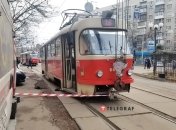 Трамвай поднимали автокраном.