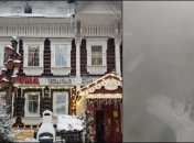 В районе наблюдается серьезное задымление, огонь охватил второй этаж здания