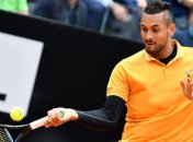 Теннисист выполнил подачу с руки (Видео)