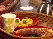 Завтрак из омлета, свежих овощей и карамельного молока