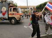 В Бангкоке митингующие захватили ряд правительственных зданий