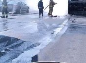 Загоревшийся на ходу в Киеве автобус тушили 15 человек, но от него осталось одно название (фото)