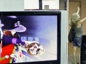 Женщина под юбкой вынесла телевизор из магазина