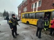 Эвакуировать пытаются стариков, женщин, детей