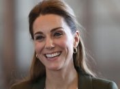 В пальто небесного цвета: стильный наряд Кейт Миддлтон на церемонии в Беркенгеде