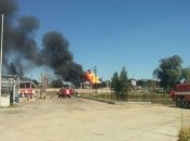 Пожарный танк готовится к расчистке места пожара на нефтебазе