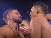 Ломаченко взглянул в глаза Лопесу на взвешивании (видео)