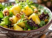 Салат с ананасами обладает насыщенным освежающим вкусом (изображение создано с помощью ИИ)