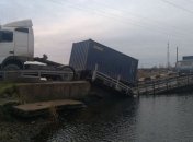 В Николаевской области фура "утопила" мост: из бака в реку вылилось топливо