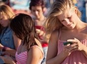 Во Франции детям запретят пользоваться телефонами в школах