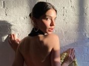 Молодая мамочка Эмили Ратаковски позировала в сексуальном платье с голой спиной (фото)