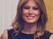 Приталенное платье без рукавов: Мелания Трамп приняла участие в открытии месяца афроамериканской истории