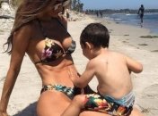 Фитнес-модель озадачила снимком живота на пятом месяце беременности 