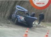Под Киевом произошла авария с двойным переворотом: двух человек зажало в авто (фото)