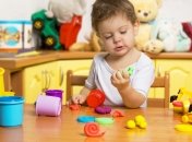 Как научить ребенка лепить из пластилина