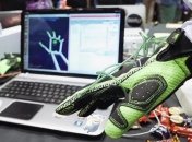 Разработчики представили перчатку виртуальной реальности (Видео)