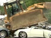 На Филиппинах полтора десятка элитных авто раздавили бульдозером (Видео)