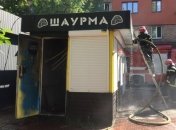 В Киеве спасатели потушили пожар в киоске шаурмы