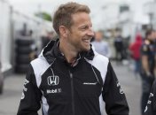 Легендарный британский гонщик Формулы-1 хочет выступать и в 2017-м