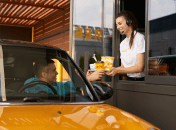 Підлітки в Україні можуть офіційно працювати в МакДональдс