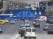 Поют даже в самолете: фаны Ливерпуля уже на пути в Киев (Видео)