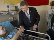 Чета Порошенко навестили волонтера Яну Зинкевич
