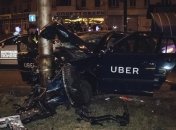 В Киеве такси врезалось в столб: пассажир в реанимации 