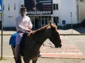 Плавець з Гідропарку на коні приїхав до МВС