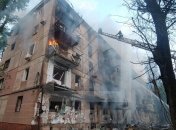 Спасатели занимаются ликвидацией пожара, вспыхнувшего в результате попадания ракеты